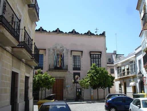 Vista exterior del edificio desde la calle, mostrando su arquitectura tradicional y entorno urbano