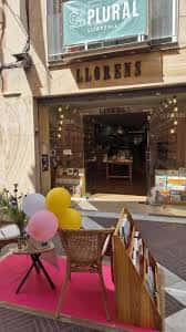 Fachada de la librería La Plural con decoración festiva y globos