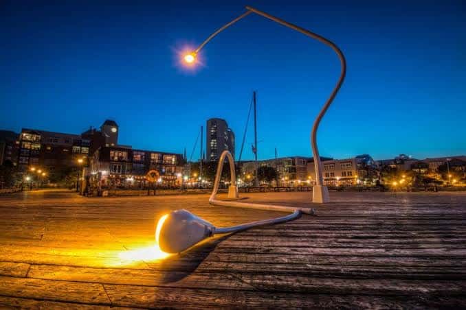 Farola 'Drunken Lamppost' iluminada al atardecer en el waterfront de Halifax