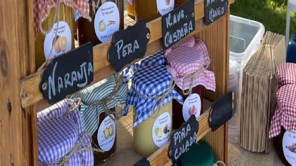 Detalle de productos artesanales como mermeladas y conservas en un puesto del mercado