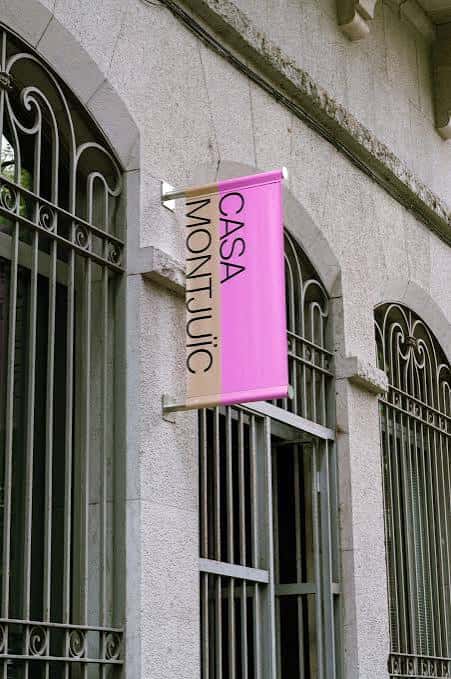 Detalle de la fachada exterior con el cartel distintivo de Casa Montjuïc