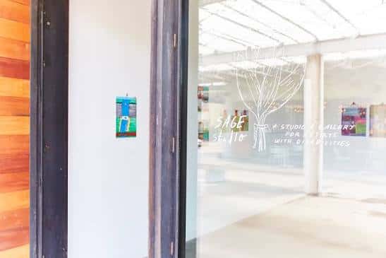 Vista del interior de SAGE Studio & Gallery con arte en las paredes