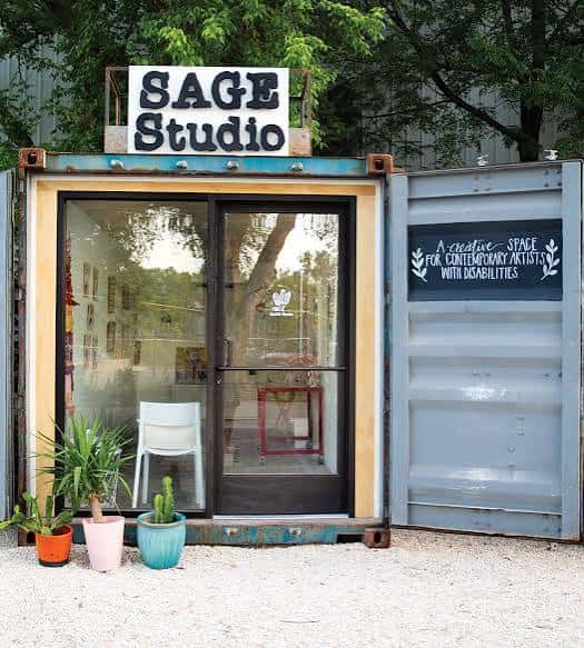 Fachada exterior de SAGE Studio construida en contenedor marítimo