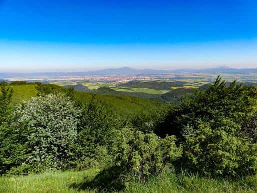 Vista panorámica de los Montes de Vitoria con la ciudad al fondo