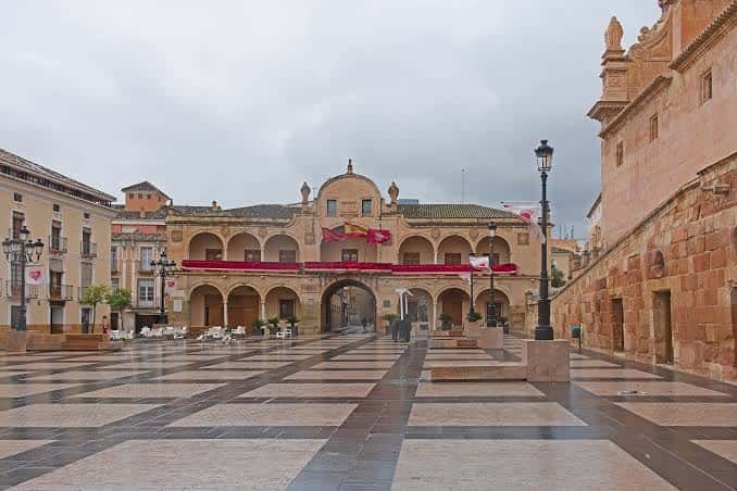 Plaza principal de Lorca con arquitectura histórica y espacio abierto para eventos