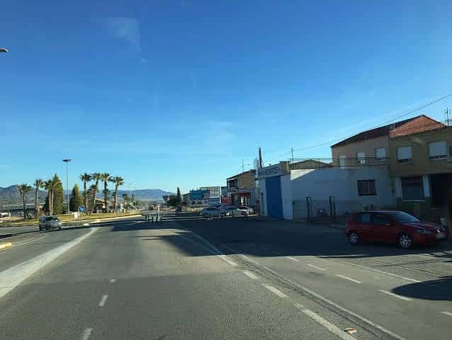Vista general de la Avenida Presidente Adolfo Suárez en Lorca con tráfico y entorno urbano
