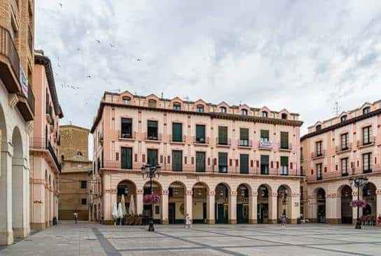 Vista panorámica de la Plaza Mayor de Huesca con edificios históricos y arcos