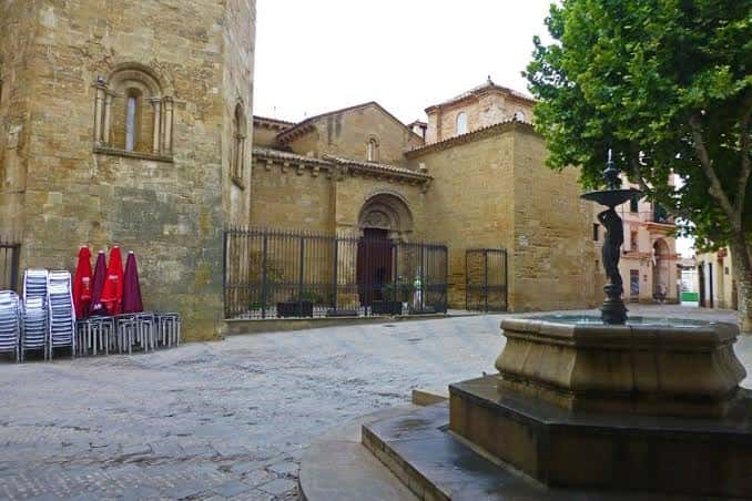 Plaza San Pedro con la fuente y el Monasterio de San Pedro el Viejo al fondo