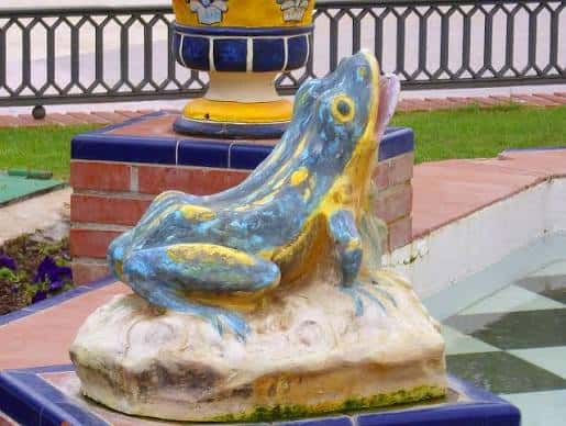 Detalle de una rana cerámica colorida en la Fuente de las Ranas