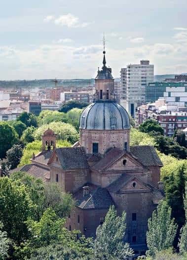 Vista aérea de la Basílica con su cúpula destacando sobre el paisaje urbano