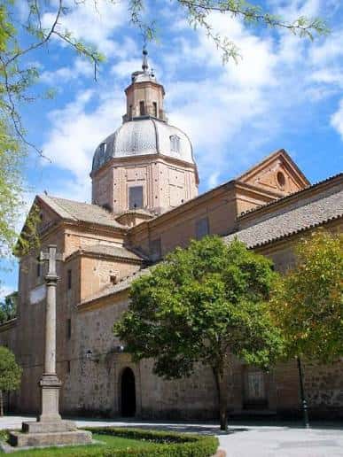 Fachada principal de la basílica bajo un cielo azul con nubes