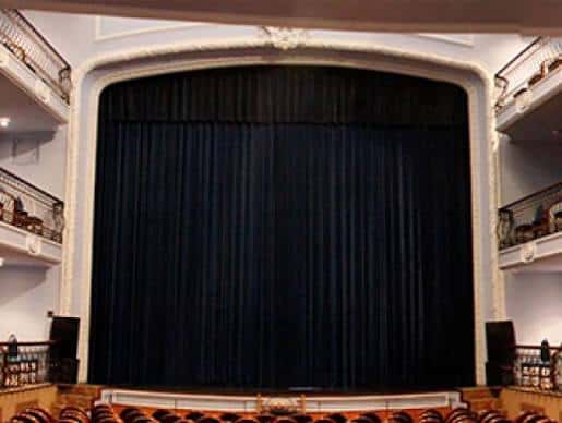 Interior del auditorio del Teatro Victoria con cortina cerrada y balcones laterales