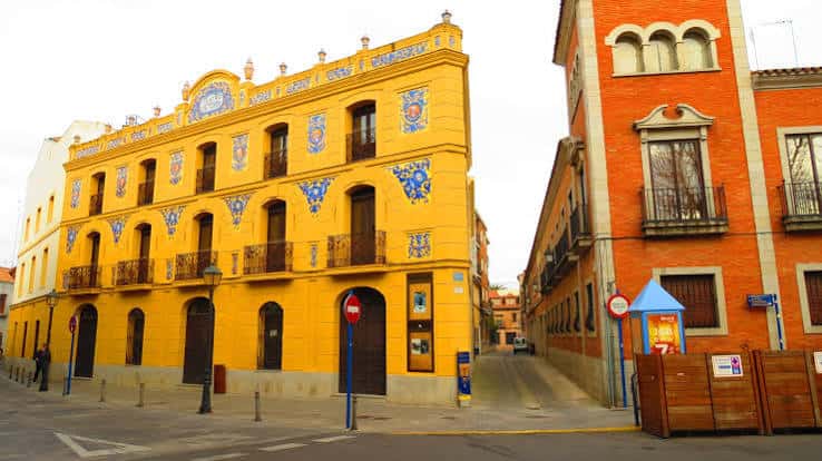 Fachada principal del Teatro Victoria en Talavera de la Reina con detalles arquitectónicos y azulejos