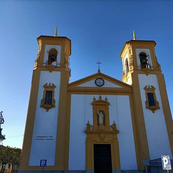 Fachada principal de la iglesia bajo cielo azul despejado
