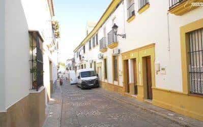 Vista de la calle Utrera con vehículos estacionados
