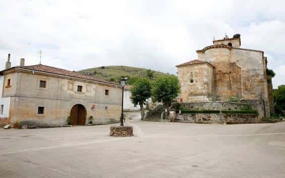 Plaza del Barrio de Santa María con la Iglesia de San Pablo al fondo
