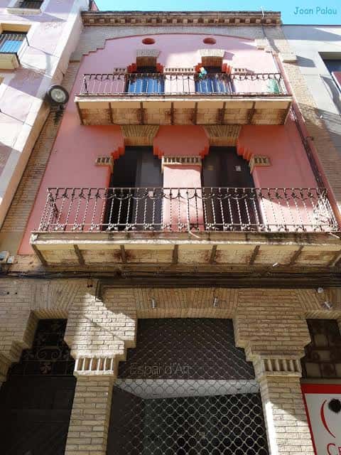 Fachada principal del Cercle Artístic de Manresa con balcones y detalles arquitectónicos