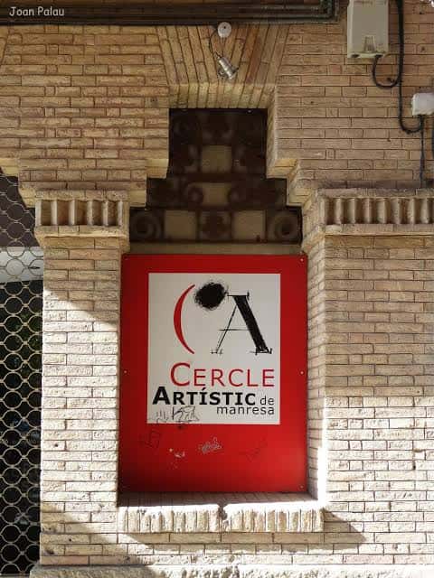 Letrero oficial del Cercle Artístic de Manresa en la entrada del edificio