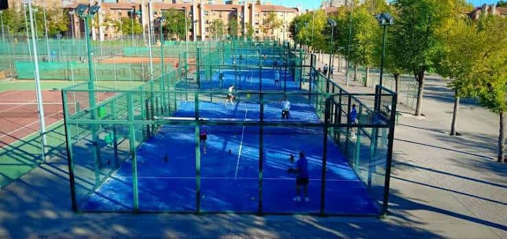 Vista aérea de pistas de pádel con jugadores en actividad