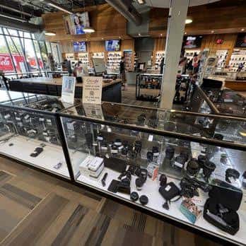 Vitrinas de cámaras y lentes en el interior de la tienda