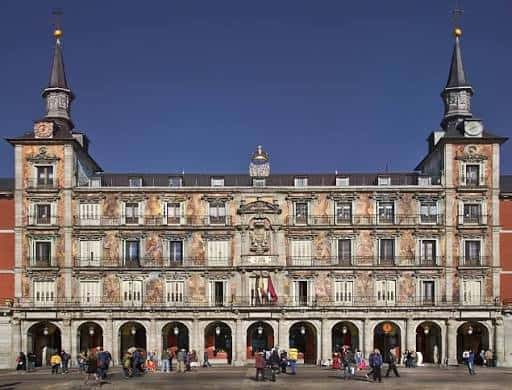 Fachada principal de la Casa de la Panadería en Plaza Mayor durante el día