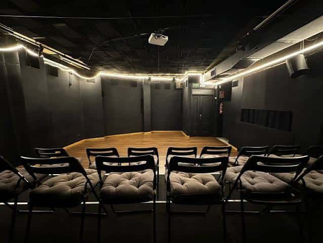 Interior del auditorio con butacas y escenario