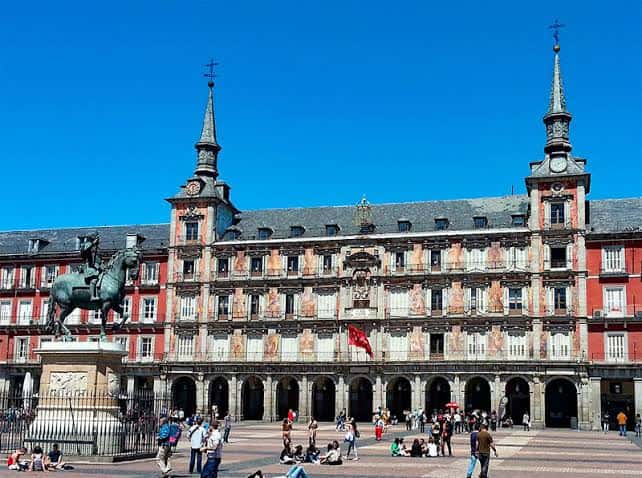 Plaza Mayor con la Casa de la Panadería y estatua ecuestre al frente