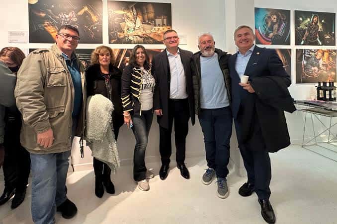 Grupo de personas en una inauguración dentro de la galería