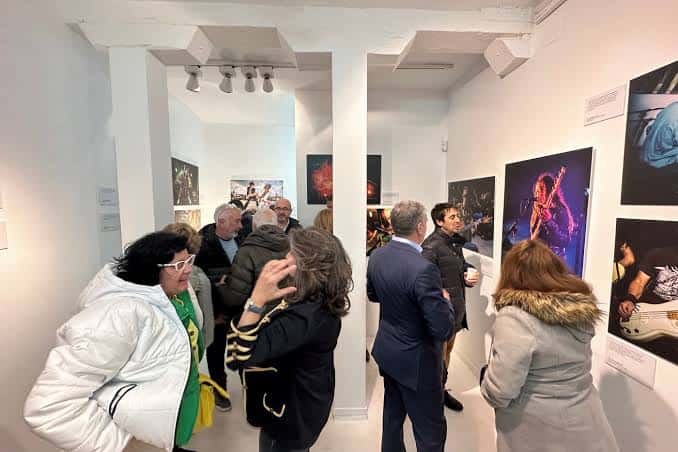 Público recorriendo la exposición fotográfica en la Malvin Gallery