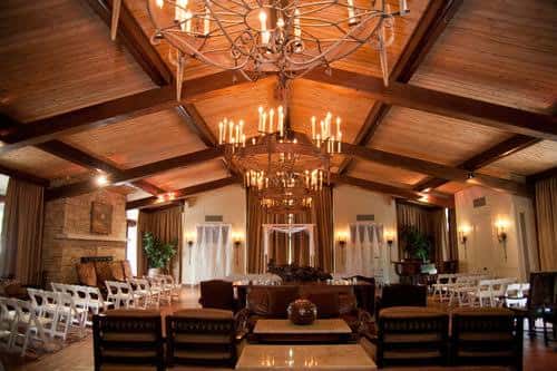 Salón principal decorado para evento con candelabros y mesas dispuestas