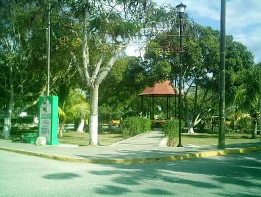 Vista del Parque La Capilla con palapa y senderos arbolados