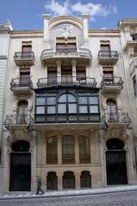 Fachada completa del edificio Casa del Pavo en Alcoy