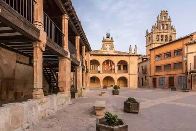 Plaza Mayor de Segovia con arquitectura medieval y campanario al atardecer