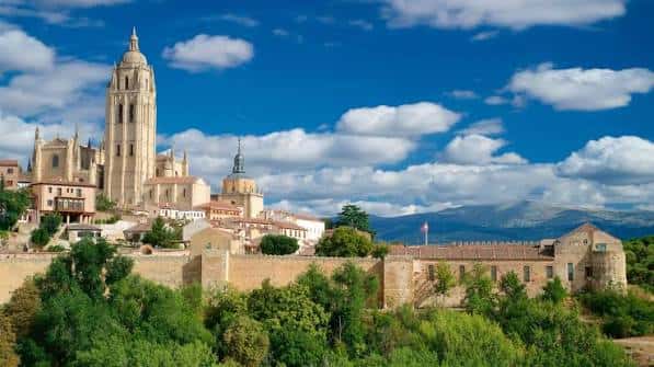 Panorámica del Casco Histórico de Segovia con la Catedral y murallas bajo cielo azul