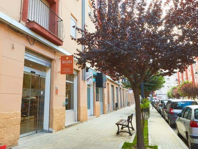 Vista de la calle Teodoro Llorente con edificios y árboles