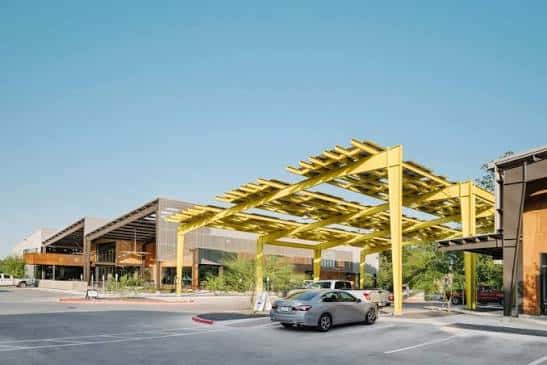 Estructura amarilla de sombra en el estacionamiento frente a Springdale General