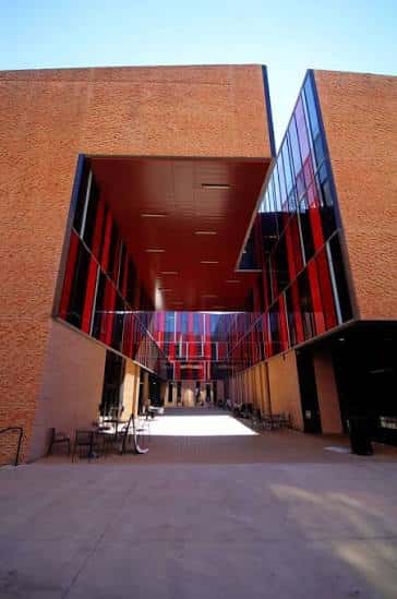 Vista exterior del Fine Arts Center con fachada de ladrillo y detalles en vidrio rojo