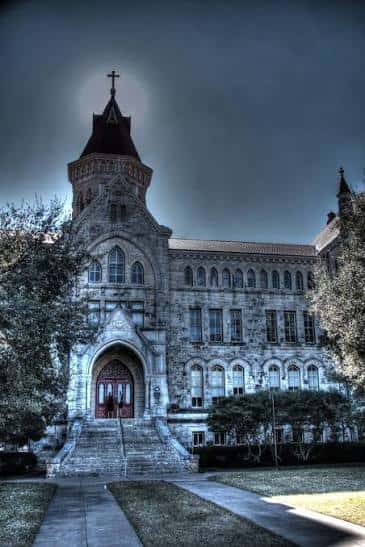 Fachada histórica de la Universidad St. Edward's con torre y entrada principal