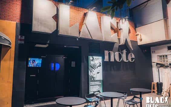 Fachada exterior de Black Note Club en Valencia con iluminación nocturna