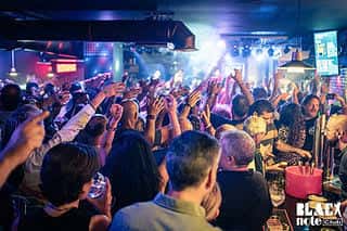 Interior del club con público disfrutando de un concierto en vivo