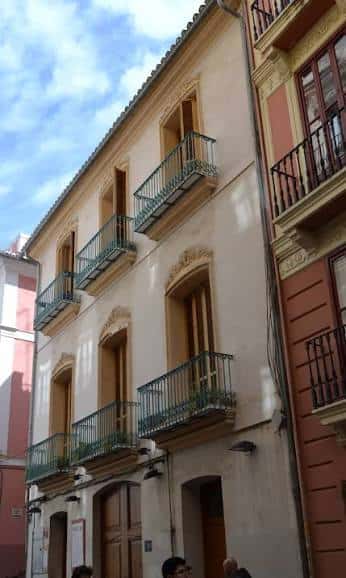 Fachada exterior de Ca Revolta con balcones y arquitectura tradicional valenciana