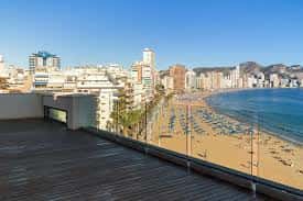 Vista panorámica desde la terraza del Centro Municipal El Torrejó con playa y costa de Benidorm al fondo