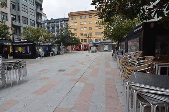 Vista general de la plaza con terrazas y edificios alrededor