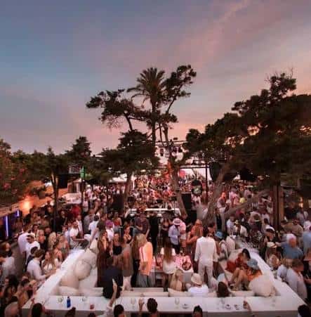 Concurso nocturno en el Blue Marlin Ibiza con público y escenario