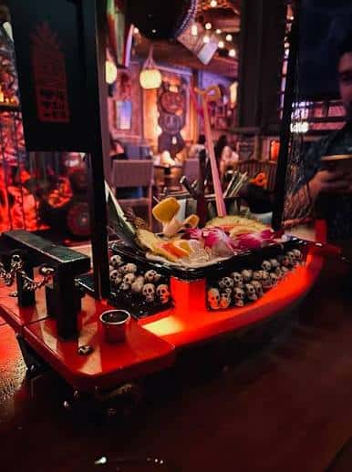 Plato de mariscos servido en un barco decorado con calaveras