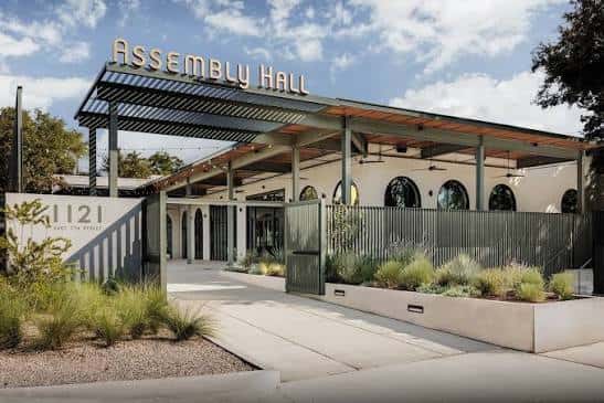 Vista exterior del Assembly Hall con su distintiva marquesina y fachada moderna