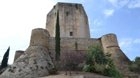 Vista frontal del Castillo de Santiago en Sanlúcar de Barrameda con sus torres y murallas bajo cielo azul