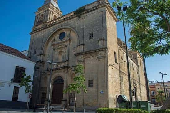 Fachada principal de la Iglesia de San Pedro Apóstol en la Plaza Paco Palacios