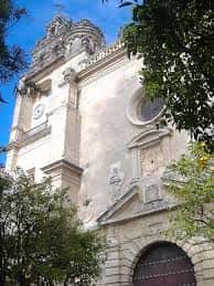 Detalle arquitectónico de la torre y fachada de la iglesia