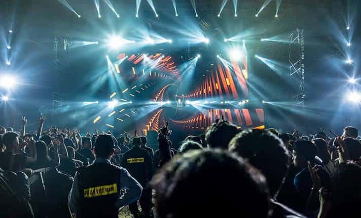 Interior del Club Araña con escenario iluminado y multitud de asistentes disfrutando de un concierto